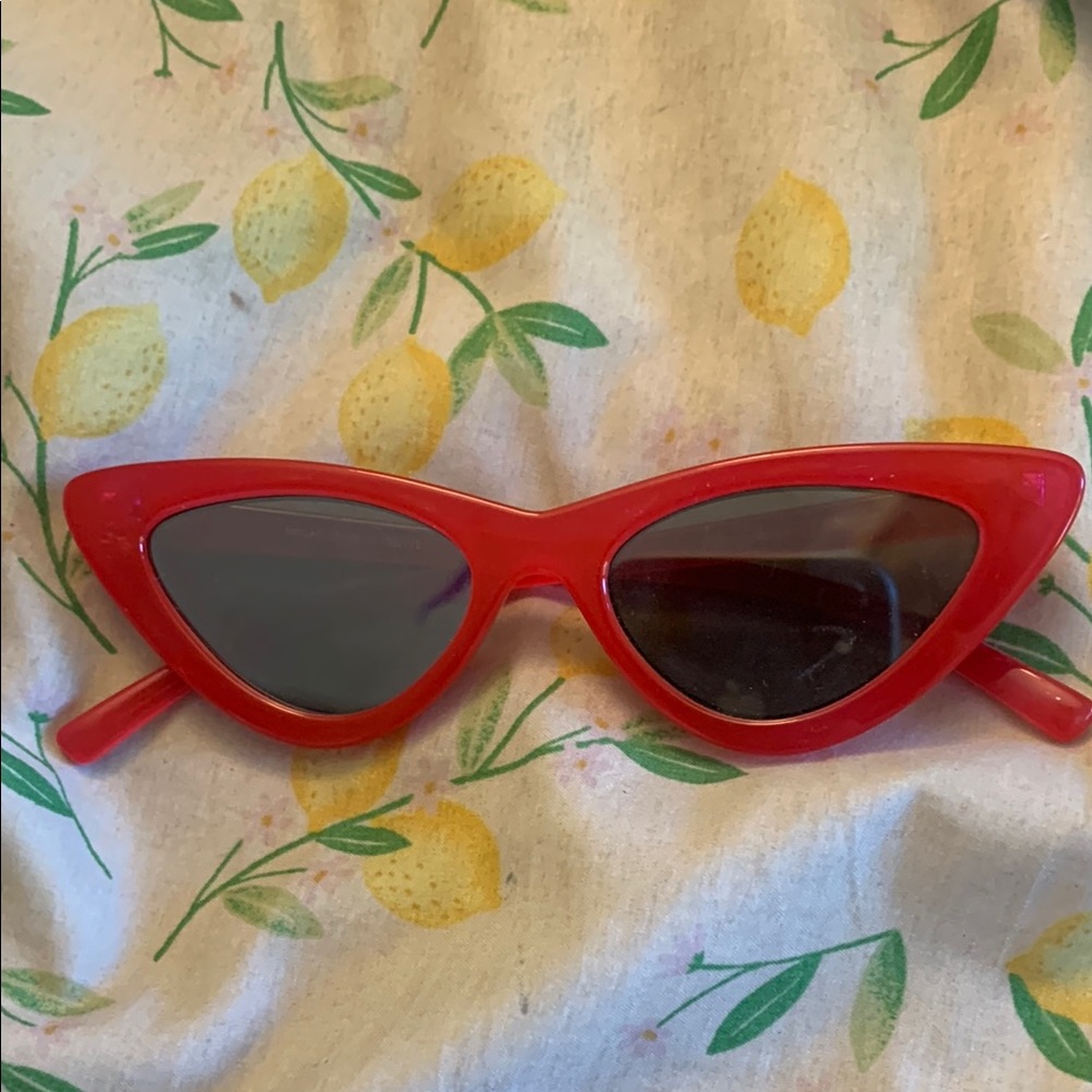 Fashion Sunglasses
Lenses are a bit scratched as shown